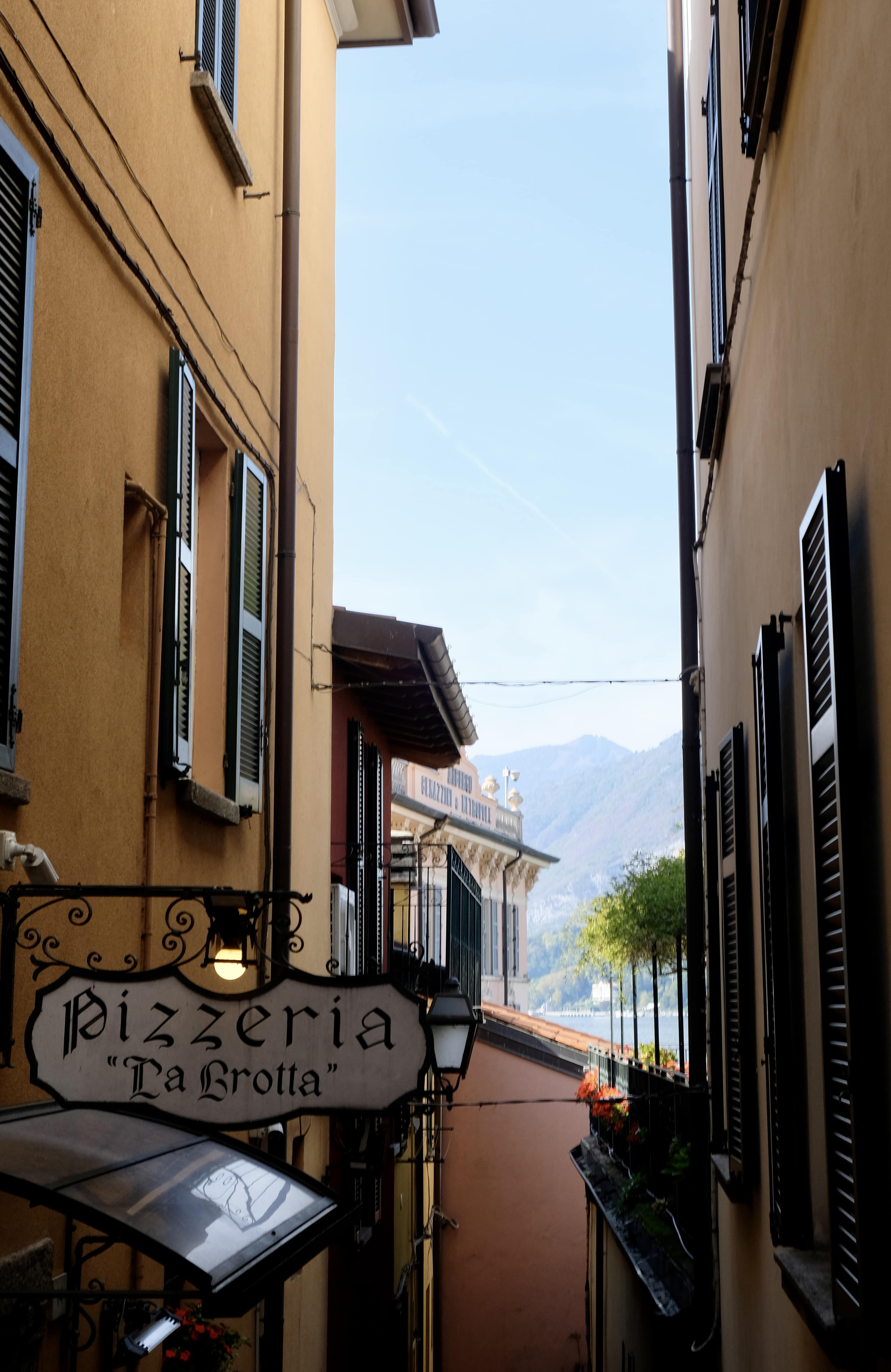 bellagio-ruelle-la-grotte-pizzeria-photo-photographe-poster-nature-paysage-lombardie-italie