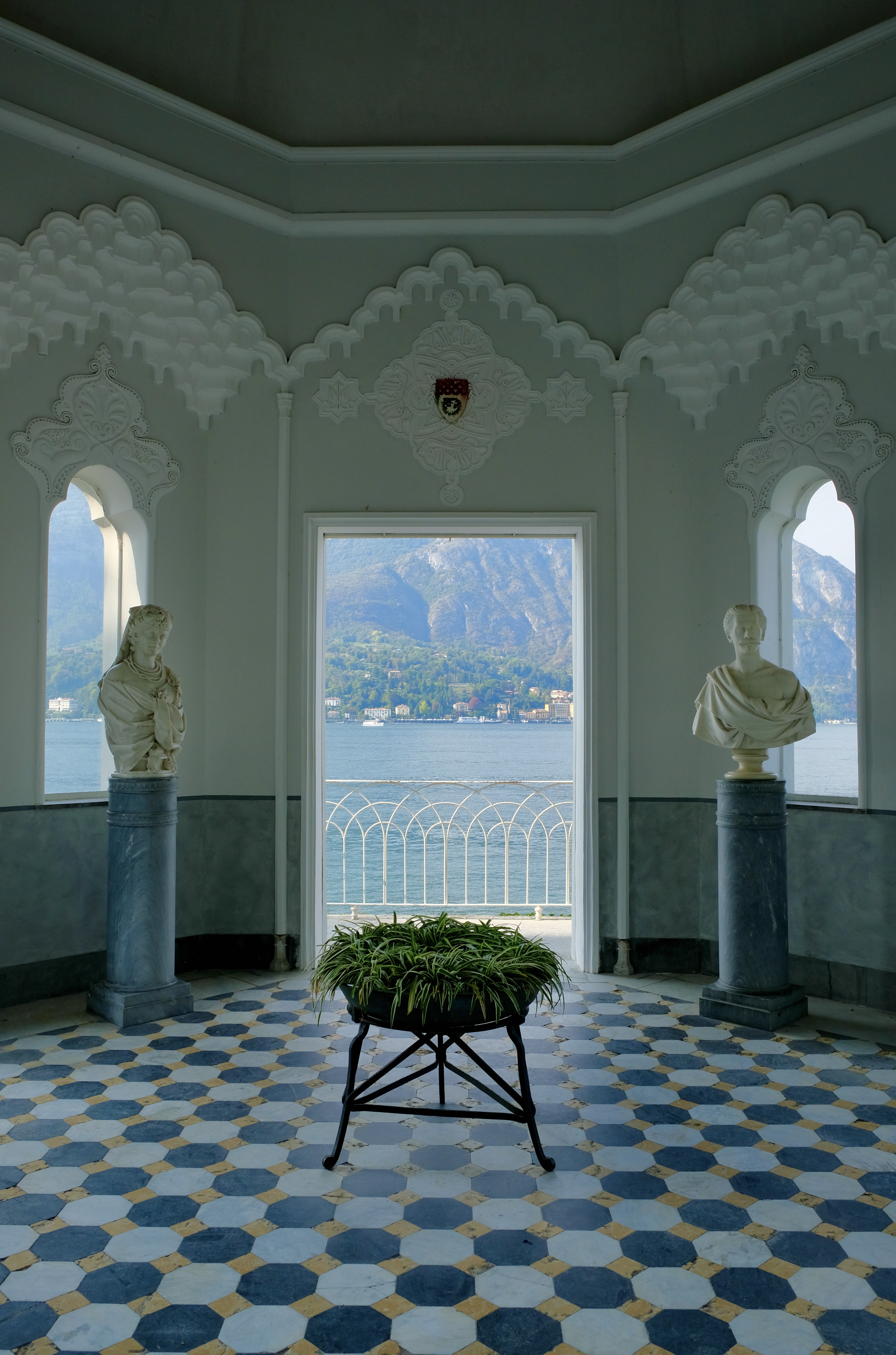 bellagio-ruelle-la-grotte-pizzeria-photo-photographe-poster-statues-lac-de-come-bellagio
