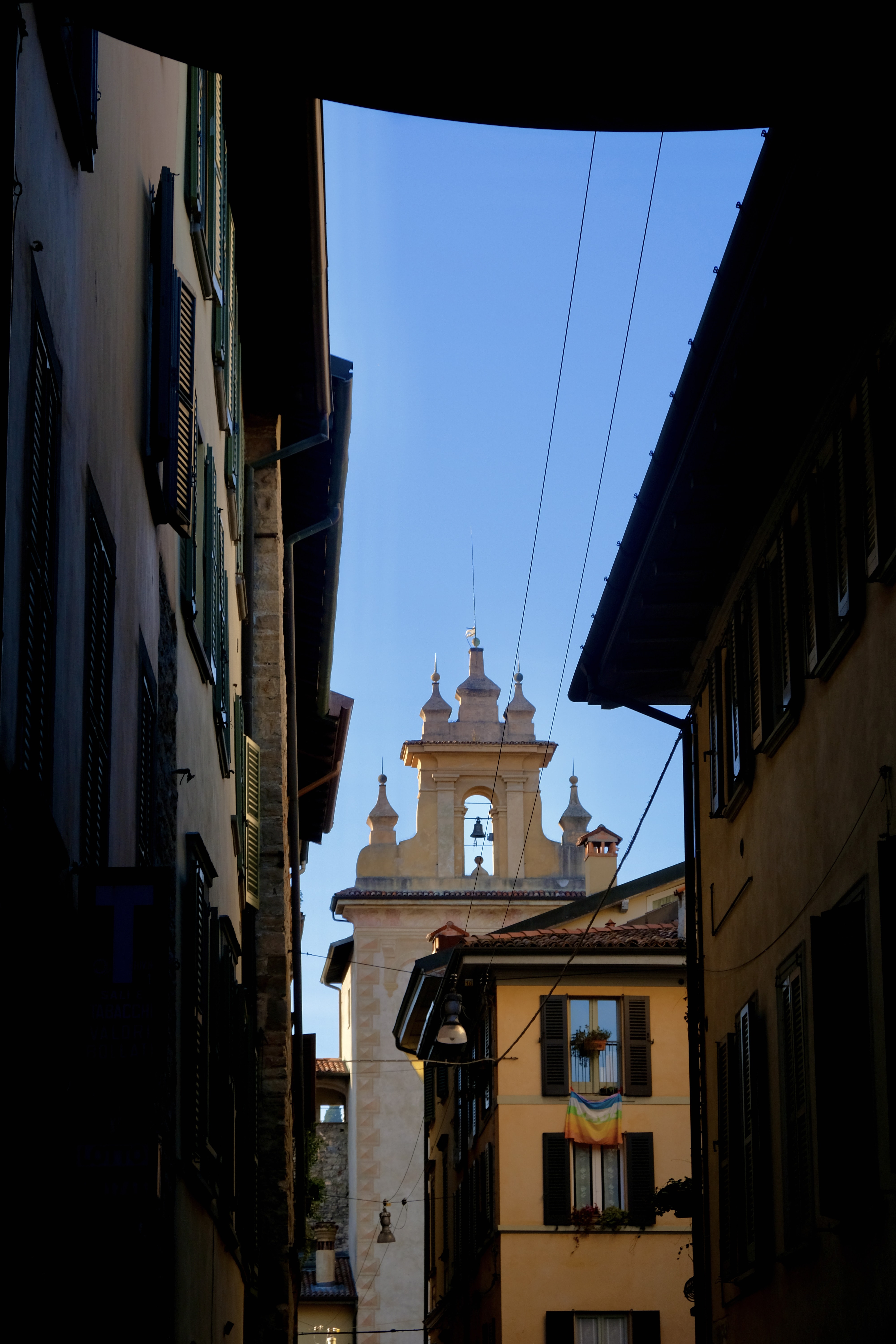 bergamo-tour-contraste-ombre-lumiere-photo-poster-architecture-lombardie-italie-claire-favry