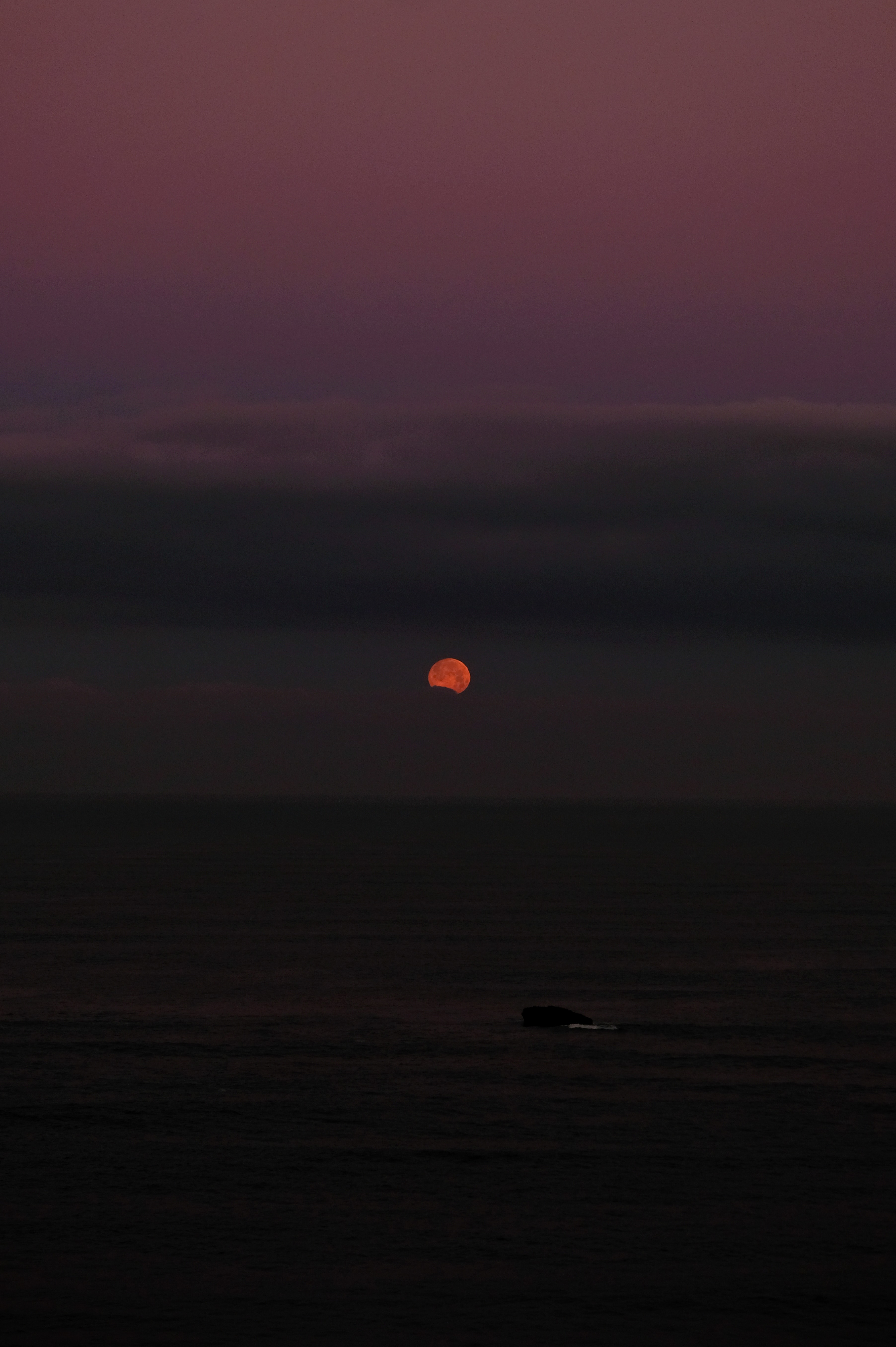 lune-rousse-matin-sombre-photo-ocean-poster-paysage-pays-basque-biarritz-cote-claire-favry