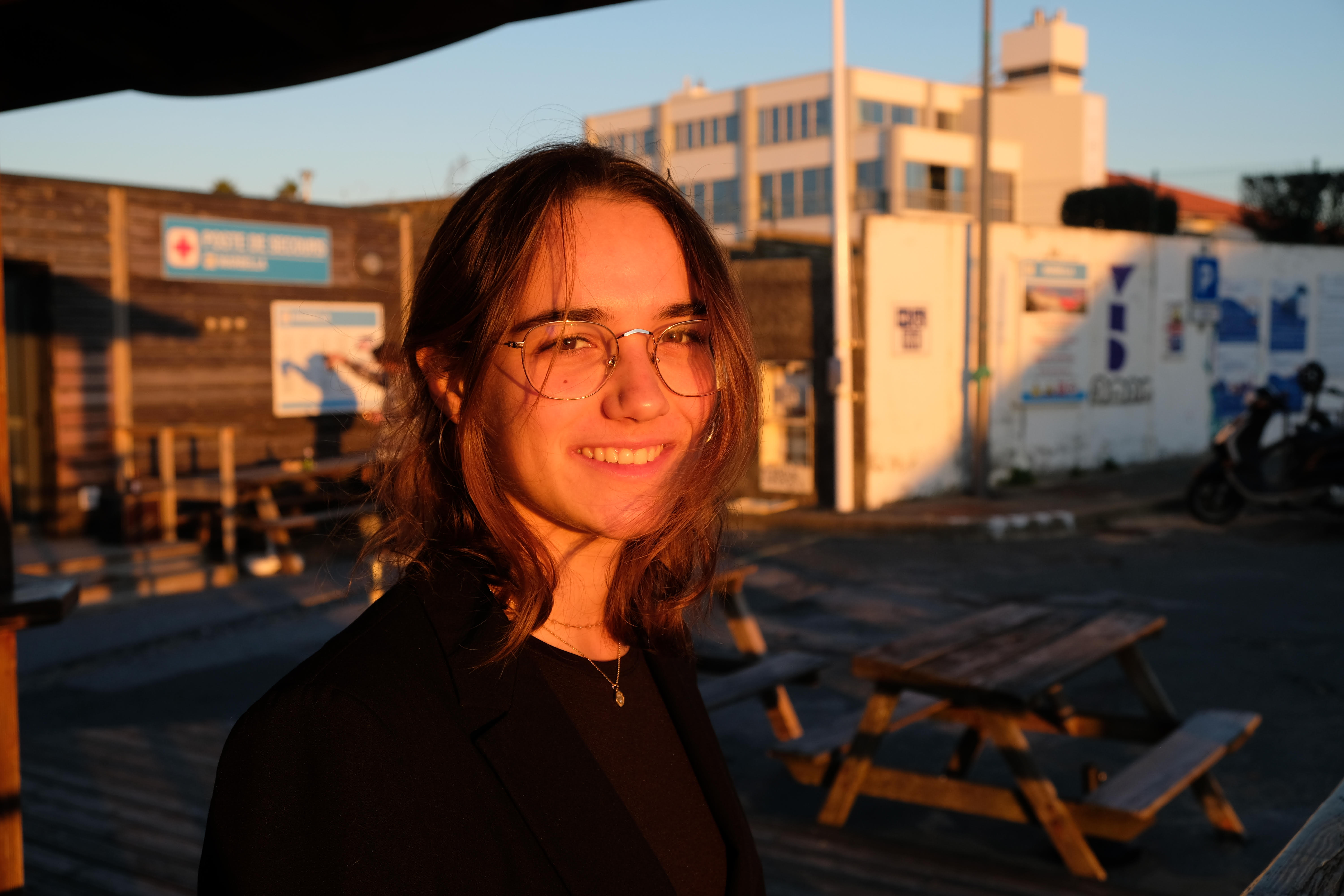 profil claire favry photo présentation sourire golden hour